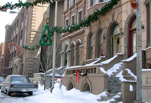 The Studios at Paramount SA Brownstone Set Picture 3