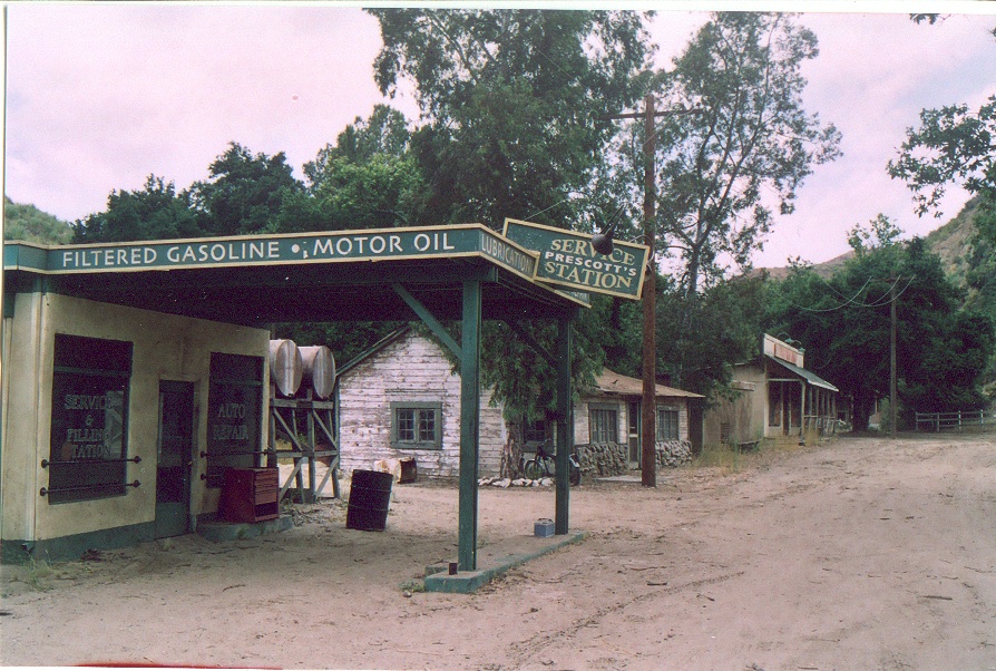 Melody Ranch SA Mid American Main Street : Lonely Gas Station Picture 4