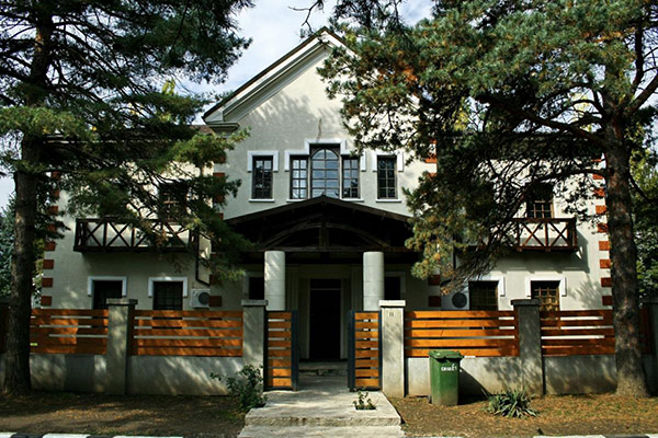 Studiourile Buftea SA Contemporary Houses Picture 2