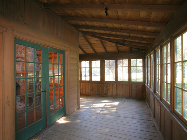 Universal Studios Lot SA Log Cabin Picture 9