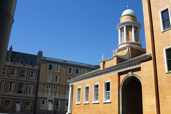 Universal Studios Lot SA London-Paris Square Picture 3