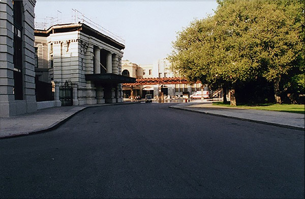 Warner Bros. Studios SA Embassy Courtyard : New York Park Picture 2