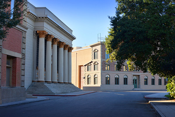 Warner Bros. Studios SA Embassy Courtyard : New York Park Picture 3