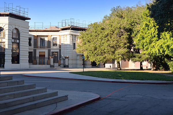Warner Bros. Studios SA Embassy Courtyard : New York Park Picture 5