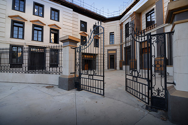 Warner Bros. Studios SA Embassy Courtyard : New York Park Picture 7
