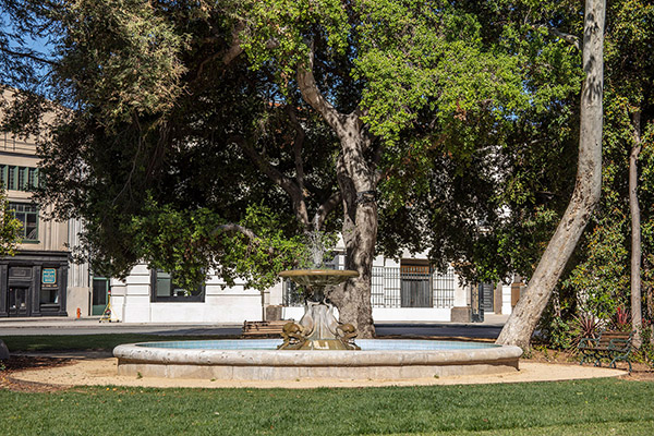 Warner Bros. Studios SA Embassy Courtyard : New York Park Picture 9