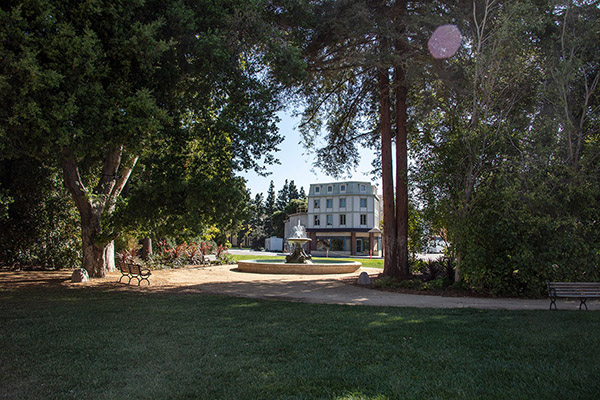 Warner Bros. Studios SA Embassy Courtyard : New York Park Picture 10