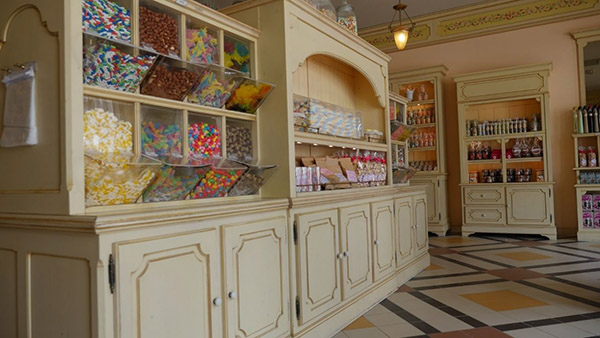 Puy Du Fou Studio SA Belle Epoque Shops Picture 8