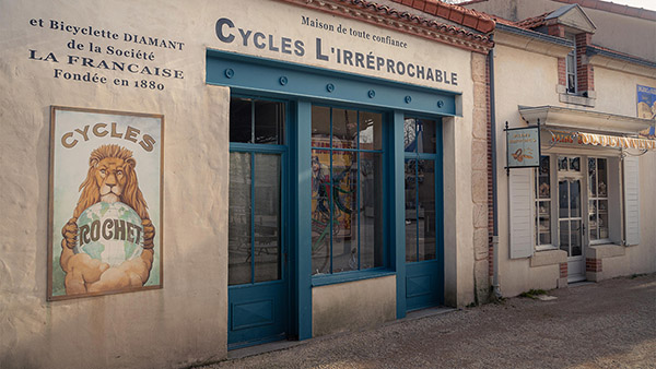 Puy Du Fou Studio SA Belle Epoque Shops Picture 14