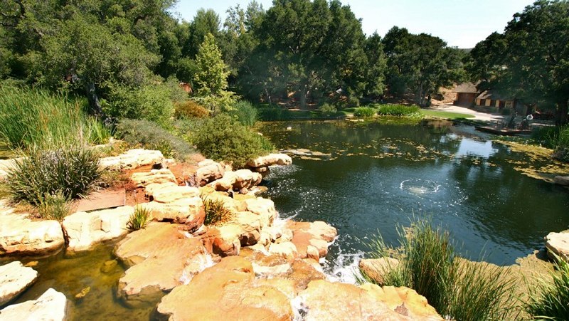 Rancho Deluxe SA Lake, Pond & Waterfalls Picture 3